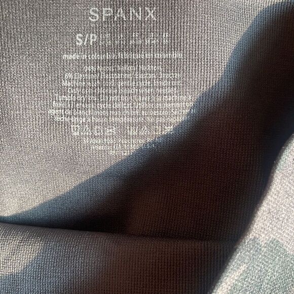 Spanx Look at Me Now Seamless Cropped Camo Leggings S - Picture 5 of 5